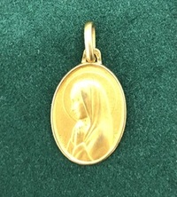 Médaille vierge Marie religieuse or jaune 18 carats pendentif oval Poids 1.86 g