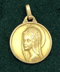Médaille vierge Marie religieuse or jaune 18 carats pendentif Poids 3.20