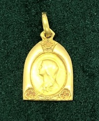 Médaille vierge Marie religieuse or jaune 18 carats pendentif Poids 0.65