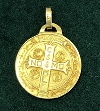 Médaille ronde croix religieuse Saint Benoit or jaune 18 carats pendentif Poids 3.51 g