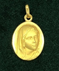 Médaille vierge Marie religieuse or jaune 18 carats pendentif forme ovale Poids 2.71 g