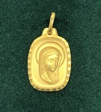 Médaille vierge Marie religieuse or jaune 18 carats pendentif Poids 1.30 g