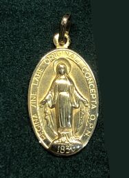 Médaille vierge Marie religieuse or jaune 18 carats pendentif Poids 4.09 g