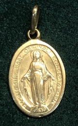 Médaille ovale vierge Marie religieuse or jaune 18 carats pendentif Poids 2.34 g
