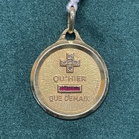 Médaille d'Amour A Augis Or jaune 18 carats pendentif rubis diamant pendentif Poids 5.23 g