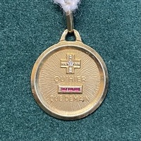 Médaille d'Amour A Augis Or jaune 18 carats pendentif rubis diamant pendentif Poids 2.34 g