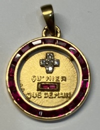 Médaille d'amour A.Augis or jaune 18 carats, 2,70g, cerclage rubis et diamants Poids 2,70g